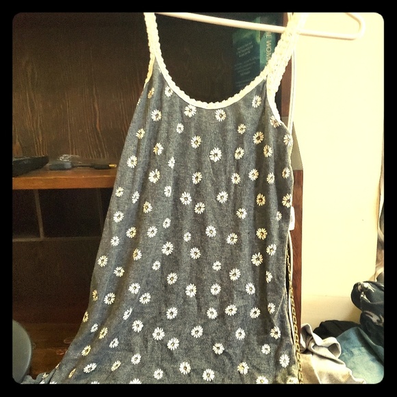 SUPER CUTE..Daisy tank - Picture 1 of 1